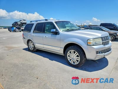 Czwarte zdjęcie samochodu z boku: 2013 LINCOLN NAVIGATOR VIN:5LMJJ2H51DEL06901 - miniatura