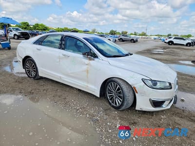 Czwarte zdjęcie samochodu z boku: 2020 LINCOLN MKZ VIN:3LN6L5A9XLR602464 - miniatura