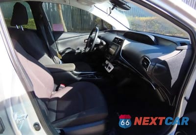 Piąte zdjęcie samochodu w środku: 2018 TOYOTA PRIUS THREE VIN:JTDKARFU0J3067881 - miniatura