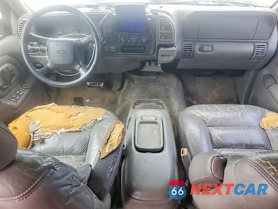 Zdjęcie 8 z 13 samochodu: 1998 CHEVROLET TAHOE C1500 VIN:1GNEC13R5WJ358119 - miniatura