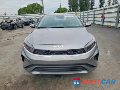Piąte zdjęcie samochodu w środku: 2023 KIA FORTE LXS VIN:3KPF24AD8PE663041 - miniatura