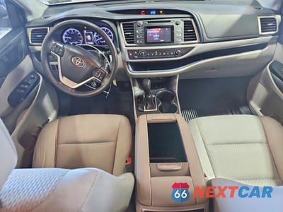 Zdjęcie 8 z 13 samochodu: 2019 TOYOTA HIGHLANDER LE VIN:5TDBZRFH6KS704994 - miniatura