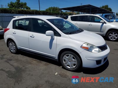 Czwarte zdjęcie samochodu z boku: 2010 NISSAN VERSA 1.8 S VIN:3N1BC1CP9AL407997 - miniatura