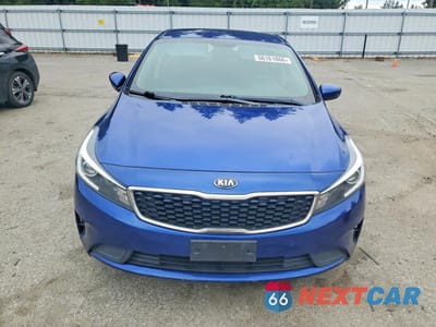 Piąte zdjęcie samochodu w środku: 2017 KIA FORTE LX VIN:3KPFL4A77HE126556 - miniatura