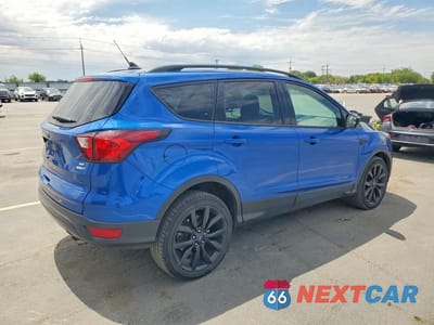 Trzecie zdjęcie samochodu z tyłu: 2019 FORD ESCAPE SE VIN:1FMCU9GDXKUC54109 - miniatura