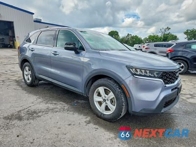 Czwarte zdjęcie samochodu z boku: 2022 KIA SORENTO LX VIN:5XYRG4LC9NG100731 - miniatura