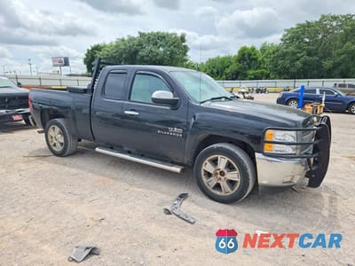 Czwarte zdjęcie samochodu z boku: 2013 CHEVROLET SILVERADO C1500 LT VIN:1GCRCSE05DZ180774 - miniatura