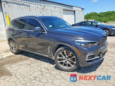 Czwarte zdjęcie samochodu z boku: 2020 BMW X5 XDRIVE50I VIN:5UXJU2C06L9B70977 - miniatura