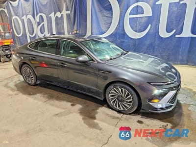 Czwarte zdjęcie samochodu z boku: 2025 HYUNDAI SONATA HYBRID SEL VIN:KMHL34JJXSA108198 - miniatura