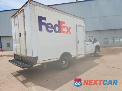 Trzecie zdjęcie samochodu z tyłu: 2023 GMC SIERRA K35 - BOX TRUCK VIN:1GD39SE73PF230946 - miniatura