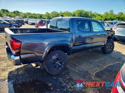 Trzecie zdjęcie samochodu z tyłu: 2022 TOYOTA TACOMA SR5 V6 VIN:3TMCZ5AN2NM472571 - miniatura