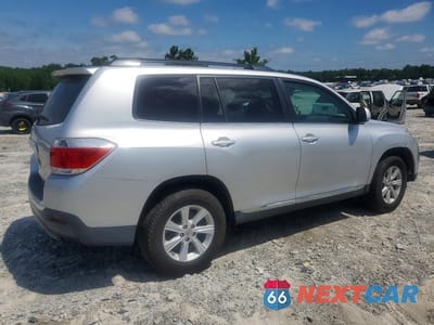 Trzecie zdjęcie samochodu z tyłu: 2013 TOYOTA HIGHLANDER PLUS VIN:5TDZK3EH5DS131820 - miniatura