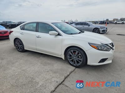 Czwarte zdjęcie samochodu z boku: 2018 NISSAN ALTIMA 2.5 SR VIN:1N4AL3AP9JC271525 - miniatura