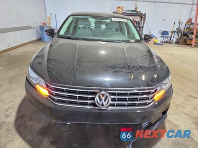 Piąte zdjęcie samochodu w środku: 2016 VOLKSWAGEN PASSAT S VIN:1VWAS7A32GC051117 - miniatura