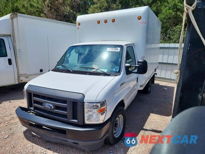 2021 FORD E350 BOX TRUCK 1FDWE3FN4MDC27847 - główne zdjęcie licytacji z USA - miniatura