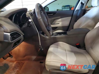 Zdjęcie 7 z 12 samochodu: 2017 JAGUAR XE VIN:SAJAR4BN6HA955502 - miniatura