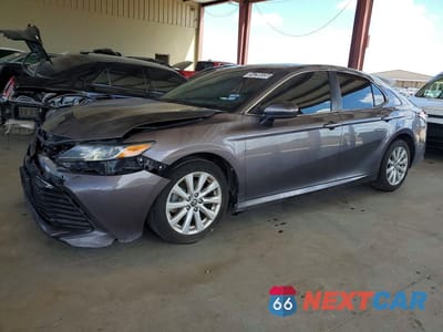 2020 TOYOTA CAMRY LE 4T1C11AKXLU998666 - główne zdjęcie licytacji z USA - miniatura