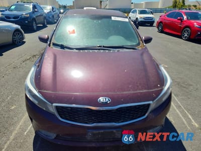 Piąte zdjęcie samochodu w środku: 2017 KIA FORTE LX VIN:3KPFL4A75HE147003 - miniatura