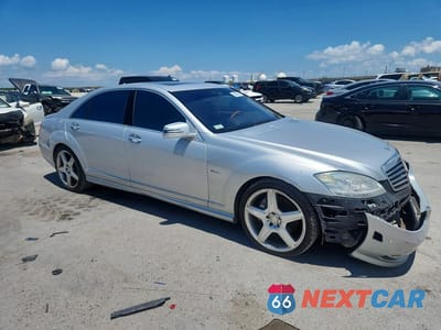 Czwarte zdjęcie samochodu z boku: 2012 MERCEDES-BENZ S 550 VIN:WDDNG7DB3CA432317 - miniatura
