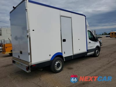 Trzecie zdjęcie samochodu z tyłu: 2022 FORD TRANSIT DELIVERY TRUCK VIN:1FDBW5Z8XNKA31888 - miniatura