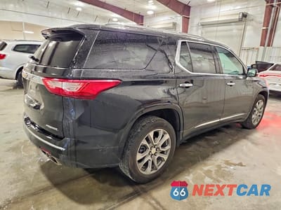 Trzecie zdjęcie samochodu z tyłu: 2021 CHEVROLET TRAVERSE PREMIER VIN:1GNEVKKW7MJ177656 - miniatura