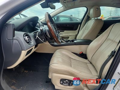 Zdjęcie 7 z 12 samochodu: 2019 JAGUAR XJ R - SPORT VIN:SAJWJ1CD5K8W18089 - miniatura
