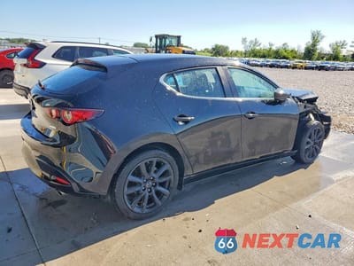 Trzecie zdjęcie samochodu z tyłu: 2024 MAZDA 3 SELECT SPORT VIN:JM1BPAKM5R1712943 - miniatura