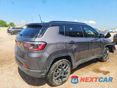 Trzecie zdjęcie samochodu z tyłu: 2024 JEEP COMPASS LATITUDE VIN:3C4NJDBN3RT153040 - miniatura