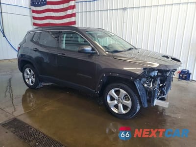 Czwarte zdjęcie samochodu z boku: 2018 JEEP COMPASS LATITUDE VIN:3C4NJCBB5JT338856 - miniatura