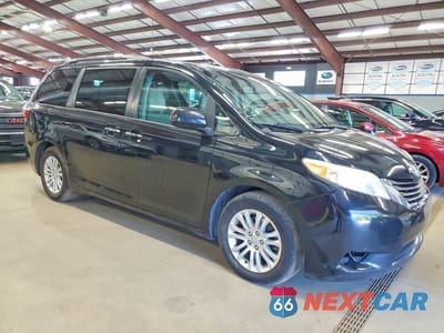 Czwarte zdjęcie samochodu z boku: 2017 TOYOTA SIENNA XLE 8-PASSENGER VIN:5TDYZ3DC1HS823723 - miniatura