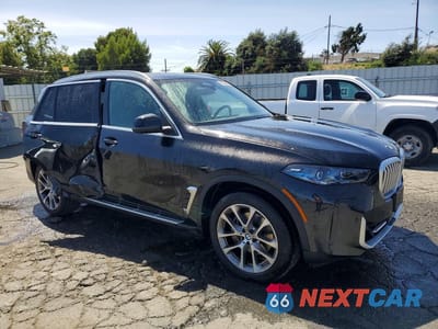Czwarte zdjęcie samochodu z boku: 2025 BMW X5 XDRIVE40I VIN:5UX23EU03S9Z52432 - miniatura