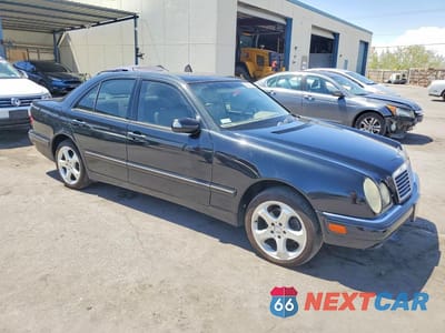 Czwarte zdjęcie samochodu z boku: 2002 MERCEDES-BENZ E 320 4MATIC VIN:WDBJF82J62X072000 - miniatura