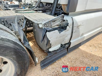 Zdjęcie 9 z 10 samochodu: 2020 VOLVO VNL VNL VIN:4V4NC9EH6LN244201 - miniatura