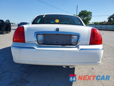 Zdjęcie 6 z 12 samochodu: 2009 LINCOLN TOWN CAR SIGNATURE LIMITED VIN:2LNHM82V59X636440 - miniatura