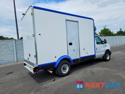 Trzecie zdjęcie samochodu z tyłu: 2023 FORD E350 REFRIGERATED BOX TRUCK VIN:1FDWE3FK3PDD14715 - miniatura