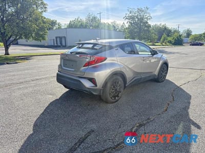 Czwarte zdjęcie samochodu z boku: 2019 TOYOTA C-HR LE VIN:NMTKHMBXXKR067772 - miniatura