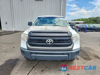 Piąte zdjęcie samochodu w środku: 2017 TOYOTA TUNDRA SR VIN:5TFRM5F1XHX117550 - miniatura