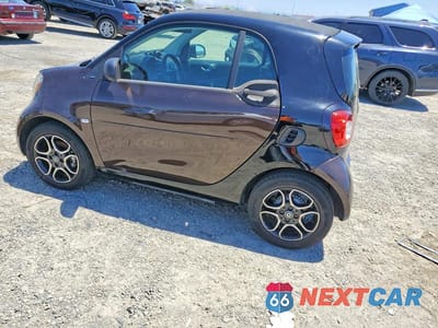 Drugie zdjęcie samochodu z przodu: 2018 SMART FORTWO VIN:WMEFJ9BA2JK308828 - miniatura