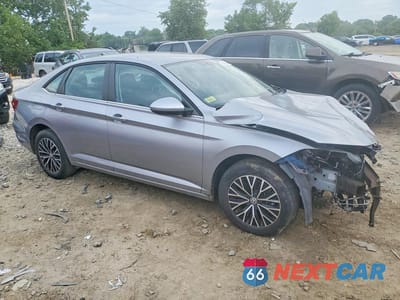 Czwarte zdjęcie samochodu z boku: 2021 VOLKSWAGEN JETTA S VIN:3VWC57BU6MM037495 - miniatura