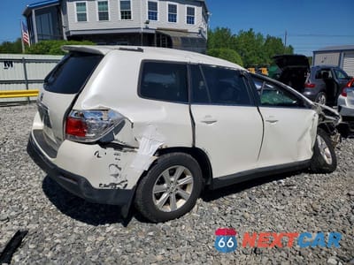 Trzecie zdjęcie samochodu z tyłu: 2012 TOYOTA HIGHLANDER BASE VIN:5TDBK3EH1CS136156 - miniatura