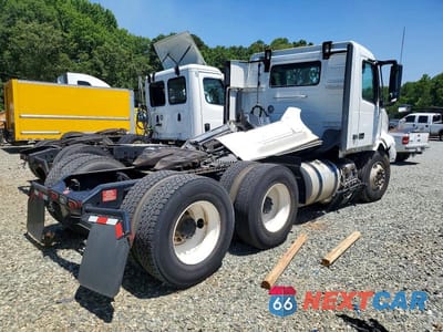 Czwarte zdjęcie samochodu z boku: 2025 VOLVO VNL VNL VIN:4V4NC9EH7SN671272 - miniatura