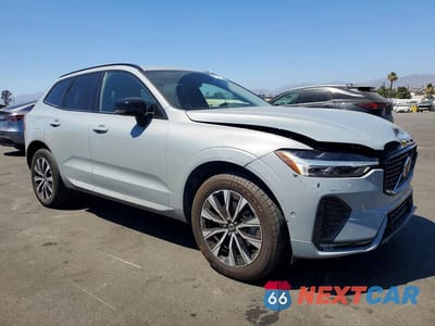 Czwarte zdjęcie samochodu z boku: 2024 VOLVO XC60 PLUS VIN:YV4L12RL6R1716280 - miniatura
