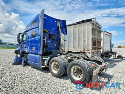 Trzecie zdjęcie samochodu z tyłu: 2021 VOLVO VNL SEMI TRUCK VIN:4V4NC9EHXMN281561 - miniatura