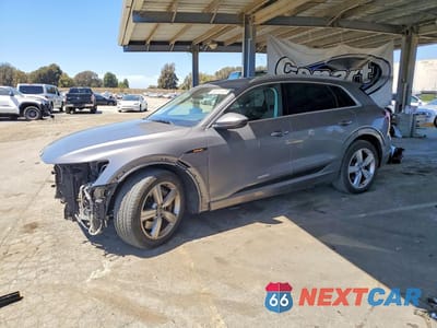 2019 AUDI E-TRON PREMIUM PLUS WA1LAAGE4KB005916 - główne zdjęcie licytacji z USA - miniatura