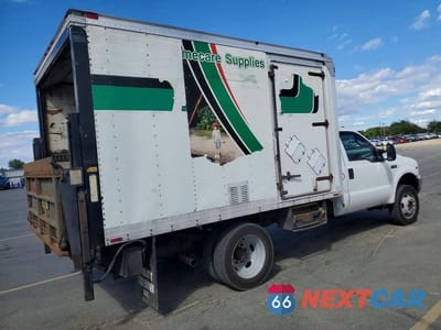 Trzecie zdjęcie samochodu z tyłu: 2003 FORD F550 SUPER DUTY BOX TRUCK VIN:1FDAF56S03EB73335 - miniatura