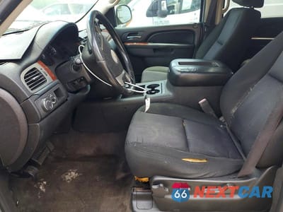 Zdjęcie 7 z 13 samochodu: 2011 CHEVROLET SUBURBAN C1500 LS VIN:1GNSCHE02BR147983 - miniatura