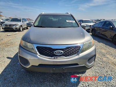 Piąte zdjęcie samochodu w środku: 2011 KIA SORENTO LX VIN:5XYKT4A22BG175662 - miniatura