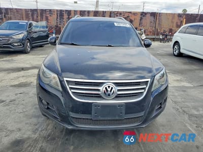 Piąte zdjęcie samochodu w środku: 2011 VOLKSWAGEN TIGUAN S VIN:WVGBV7AX6BW556274 - miniatura