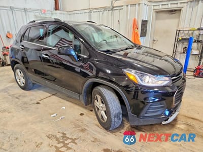 Czwarte zdjęcie samochodu z boku: 2019 CHEVROLET TRAX 1LT VIN:3GNCJPSB6KL253323 - miniatura
