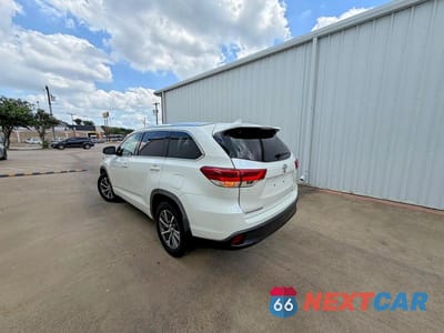 Trzecie zdjęcie samochodu z tyłu: 2018 TOYOTA HIGHLANDER XLE VIN:5TDJZRFH5JS908423 - miniatura